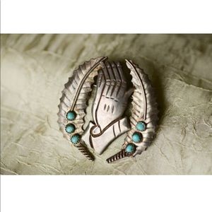Praying hands brooch (vintage)